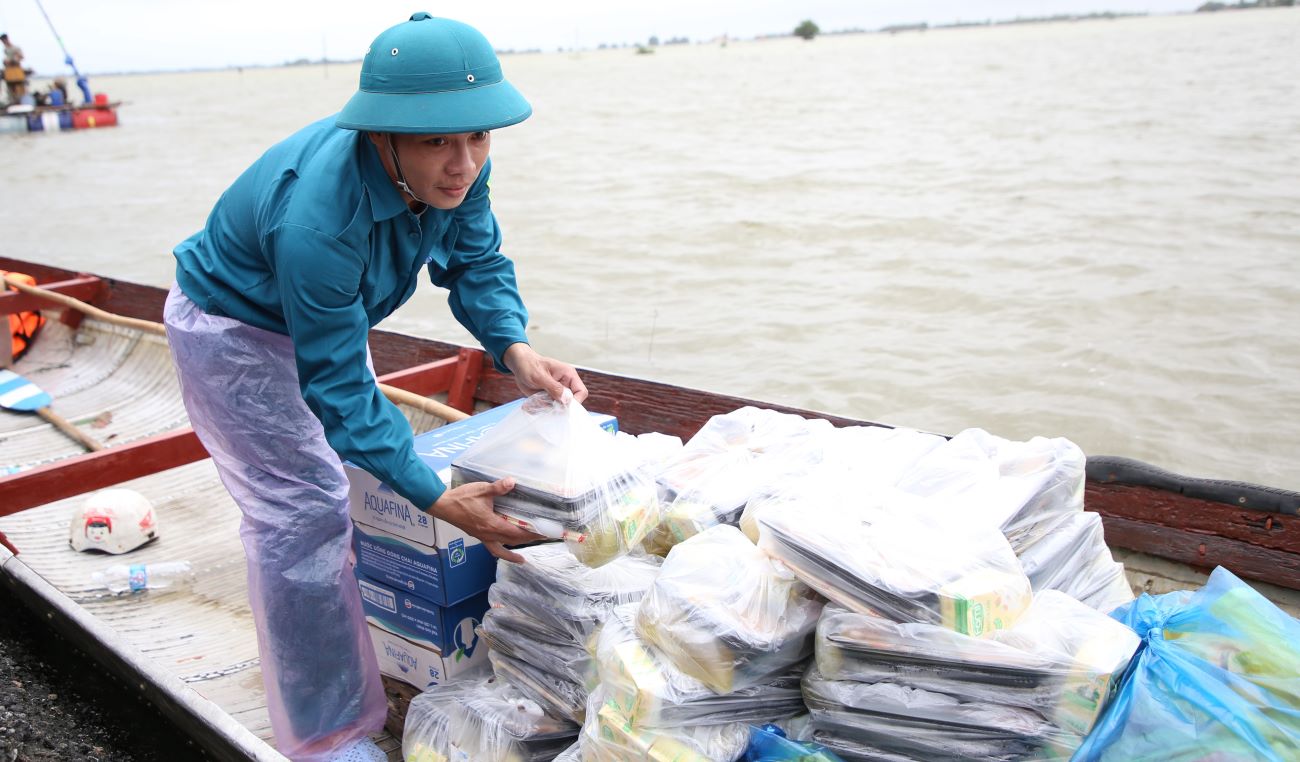 Anh Nguyễn Văn Cương (SN 1993, trú tại xã Nam Hải Lăng) đã chở hàng chục chuyến đò đưa cơm miễn phí cho người dân trong xã. Ảnh: Hưng Thơ