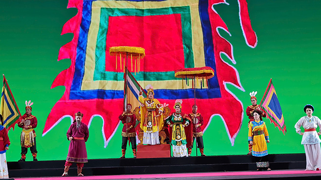 Các nghệ sĩ biểu diễn trích đoạn tuồng tại Hội chợ Mùa Thu 2025. Ảnh: Ban tổ chức