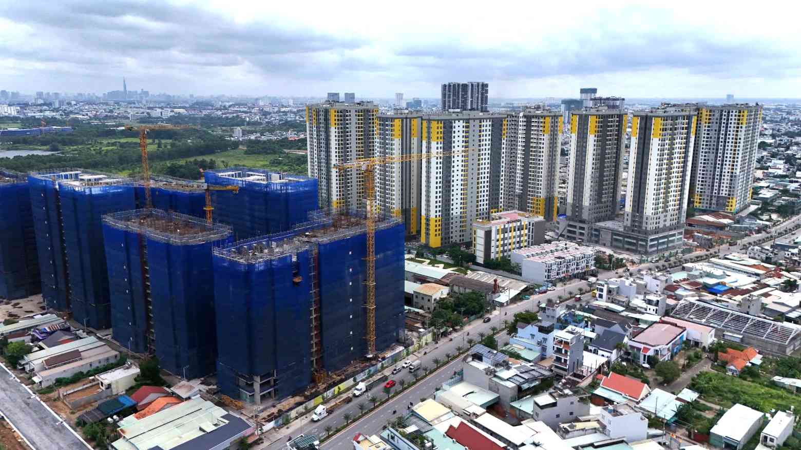 Nhiều dự án chung cư, thu hút người dân về sinh sống khiến tuyến đường sôi động hơn. Ảnh: Đình Trọng