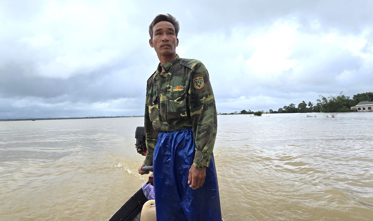 Ông Nguyễn Văn Hành (47 tuổi, trú tại xã Nam Hải Lăng) tình nguyện làm người lái đò máy vận chuyển cơm cho bà con vùng lũ bị cô lập. Ảnh: Hưng Thơ