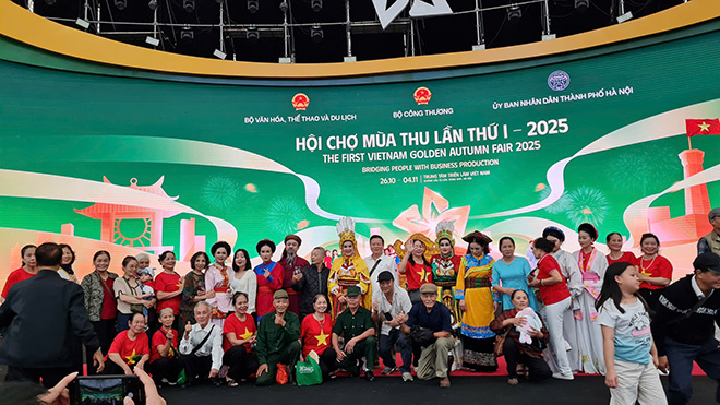 Đông đảo tầng lớp nhân dân tới xem, chụp hình với các nghệ sĩ Tuồng tại Hội chợ Mùa Thu 2025. Ảnh: Ban tổ chức