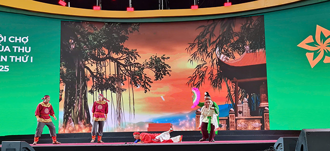 Các nghệ sĩ biểu diễn trích đoạn tuồng “Ông già cõng vợ đi xem hội“. Ảnh: Ban tổ chức