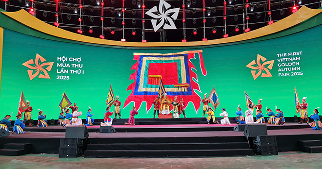 Các nghệ sĩ Tuồng mang đến hai trích đoạn cổ điển cho khán giả đại chúng đến với Hội chợ Mùa Thu. Ảnh: Ban tổ chức