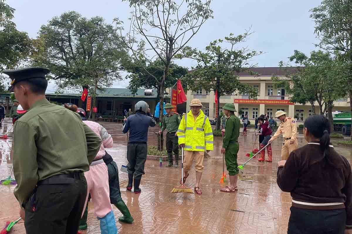 Tại xã Cẩm Duệ đã có một số trường học nước rút nên các lực lượng đang hỗ trợ dọn bùn đất. Ảnh: Tuấn Sơn.