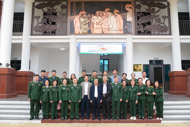 Các đại biểu chụp ảnh lưu niệm tại Nhà truyền thống, nổi bật với bức tranh Bác Hồ thăm Azerbaijan năm 1959 bằng đồng đỏ.