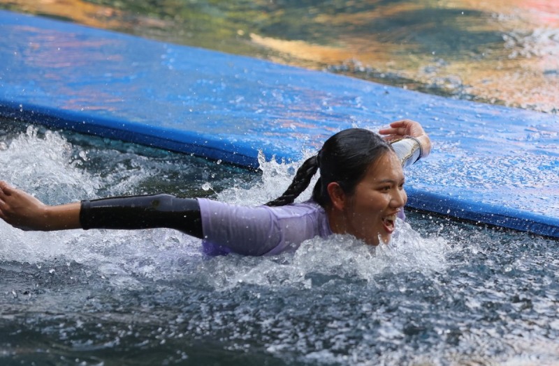 Ánh Viên trong thử thách bơi cùng MC Trấn Thành. Ảnh: Running Man