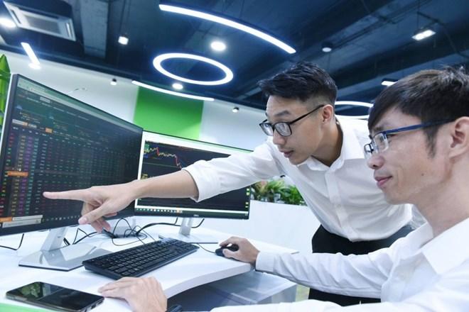 Nhà đầu tư hồ hởi bắt đáy sau chuỗi ngày giảm mạnh của chứng khoán. Ảnh: Lê Toàn