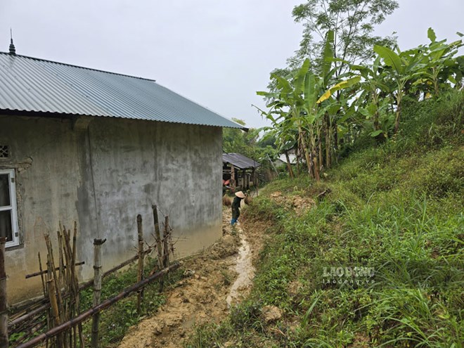 Dân lo sạt lở, chính quyền nói đã hỗ trợ nhưng người dân cần chủ động