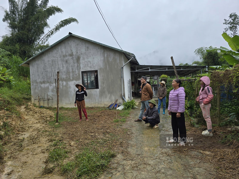 Con đường bê tông cũng đã bị đất sạt lở vùi lấp và làm hỏng 1 phần. Ảnh: Tân Văn