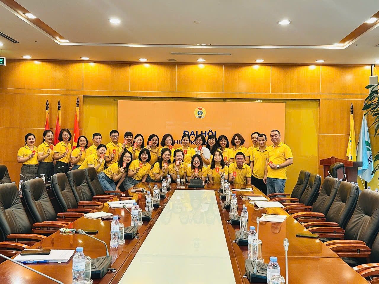 Sinh hoạt chi bộ tại PVcomBank tổ chức trao thẻ Đảng viên cho đảng viên mới