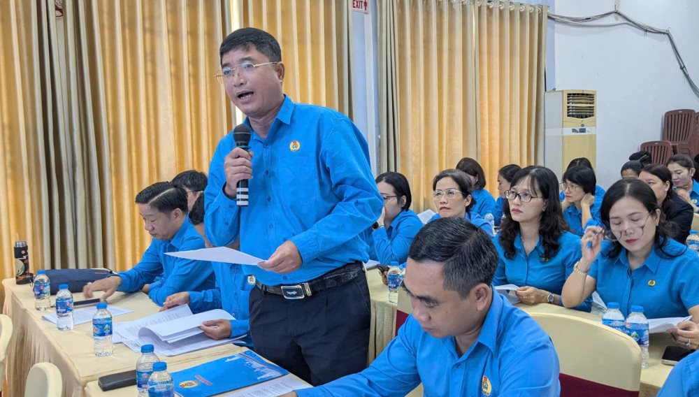 Đại biểu Nguyễn Trung Ngạn nêu ý kiến hoàn thiện nội dung thương lượng, ký kết thỏa ước lao động tập thể và công tác an toàn, vệ sinh lao động. Ảnh: Anh Tú