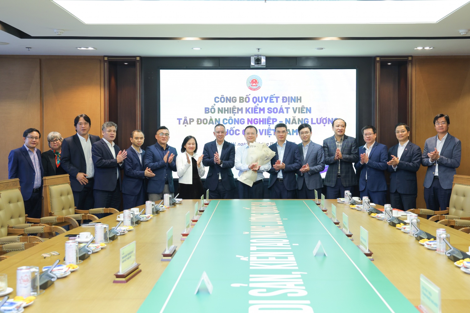 Công bố quyết định bổ nhiệm Kiểm soát viên Tập đoàn Công nghiệp - Năng lượng Quốc gia Việt Nam Công bố và trao quyết định bổ nhiệm Kiểm soát viên Petrovietnam