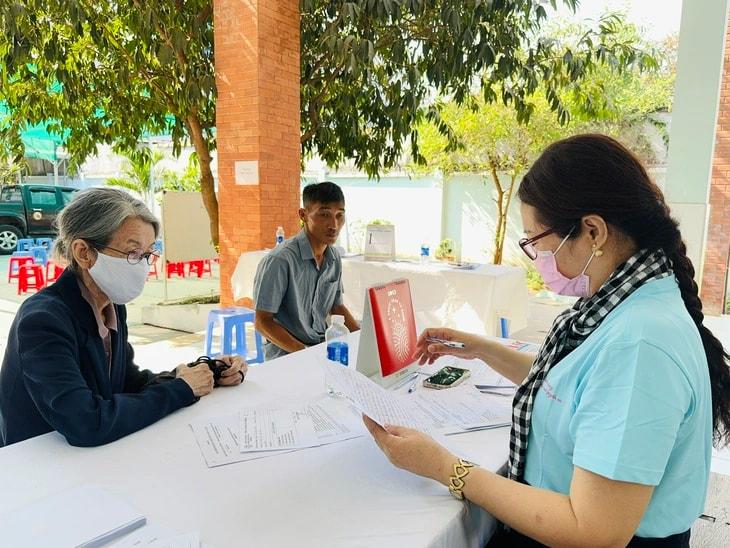 Người cao tuổi tại TP HCM đến trạm y tế thăm khám đang được hướng dẫn các bước khám sức khỏe.