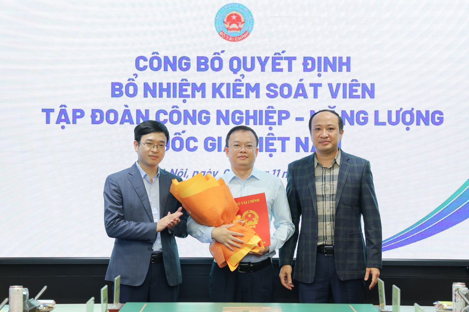 Công bố quyết định bổ nhiệm Kiểm soát viên Tập đoàn Công nghiệp - Năng lượng Quốc gia Việt Nam Công bố và trao quyết định bổ nhiệm Kiểm soát viên Petrovietnam