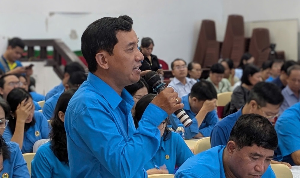 Đại biểu Huỳnh Văn Tuấn phát biểu góp ý về công tác đào tạo, bồi dưỡng cán bộ công đoàn cơ sở trong nhiệm kỳ mới. Ảnh: Anh Tú