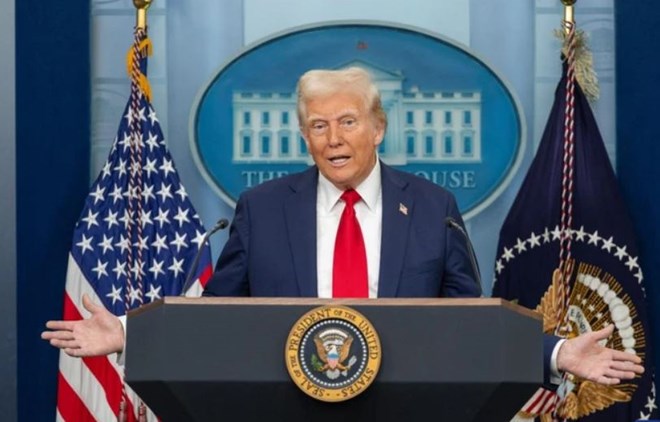 Ông Trump hứa chi cổ tức thuế quan 2.000 USD cho mỗi người Mỹ