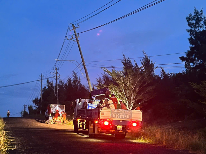 Xuyên đêm dựng lại hệ thống lưới điện