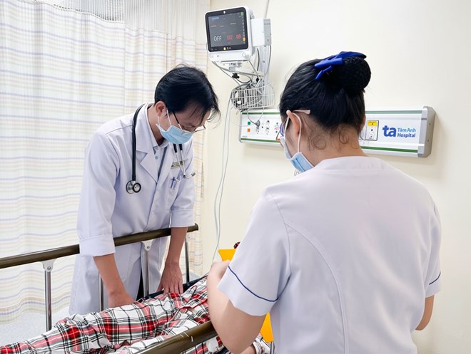 Bác sĩ thăm khám, xử trí cho người bệnh bị tiêu chảy, nôn ói nhập viện sau khi ăn bánh mì. Ảnh: Bệnh viện Đa khoa Tâm Anh cung cấp