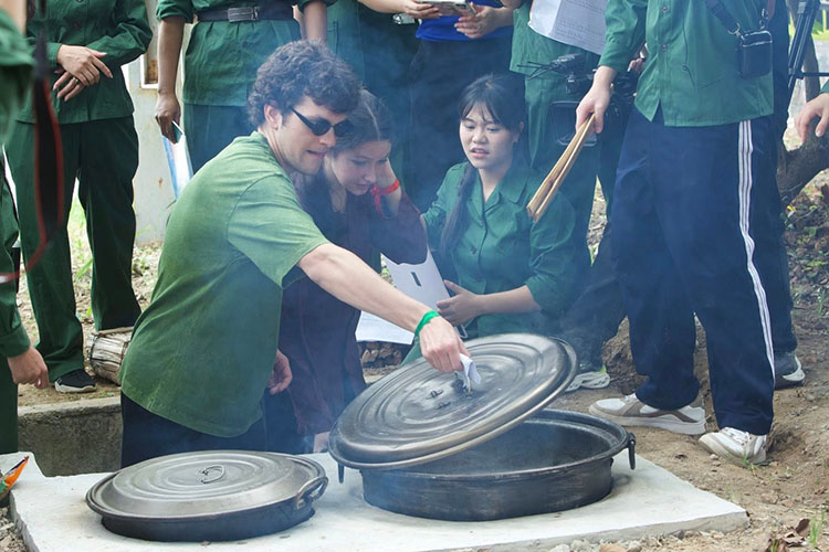 Tham gia “Nấu cơm bếp Hoàng Cầm – Nắm cơm chiến sĩ”. Ảnh: Bảo tàng Chiến thắng Điện Biên Phủ