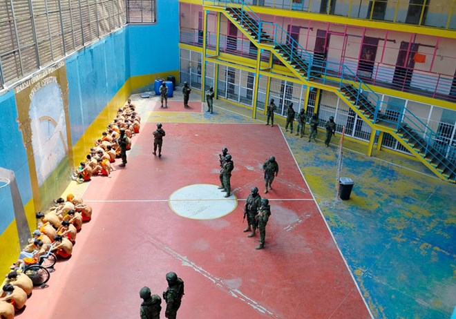 Cảnh sát Ecuador bị thương khi trấn áp bạo loạn trong tù