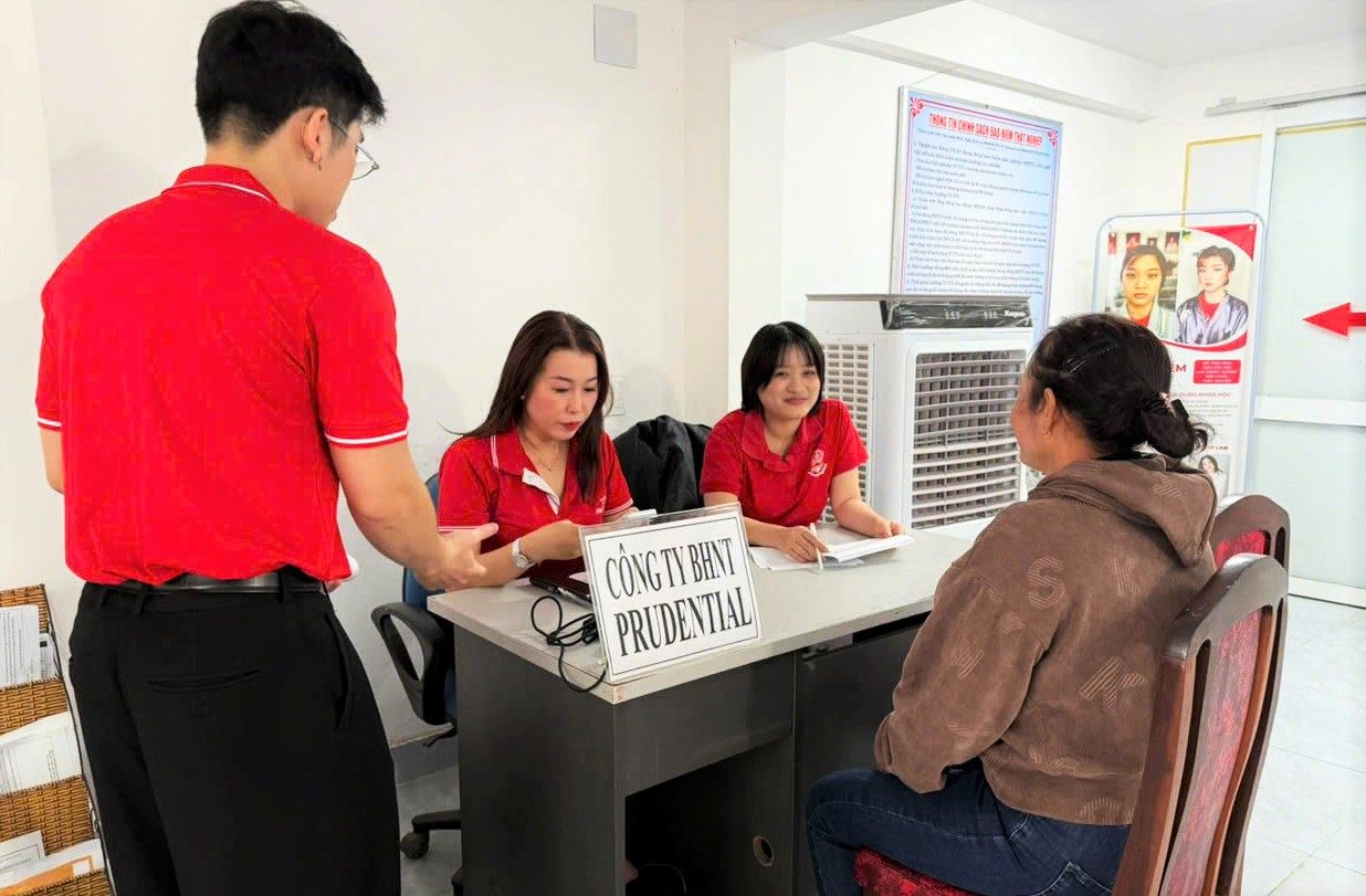 Các doanh nghiệp tư vấn nhu cầu tuyển dụng cho người lao động tại phiên giao dịch việc làm. Ảnh: Phúc Khánh