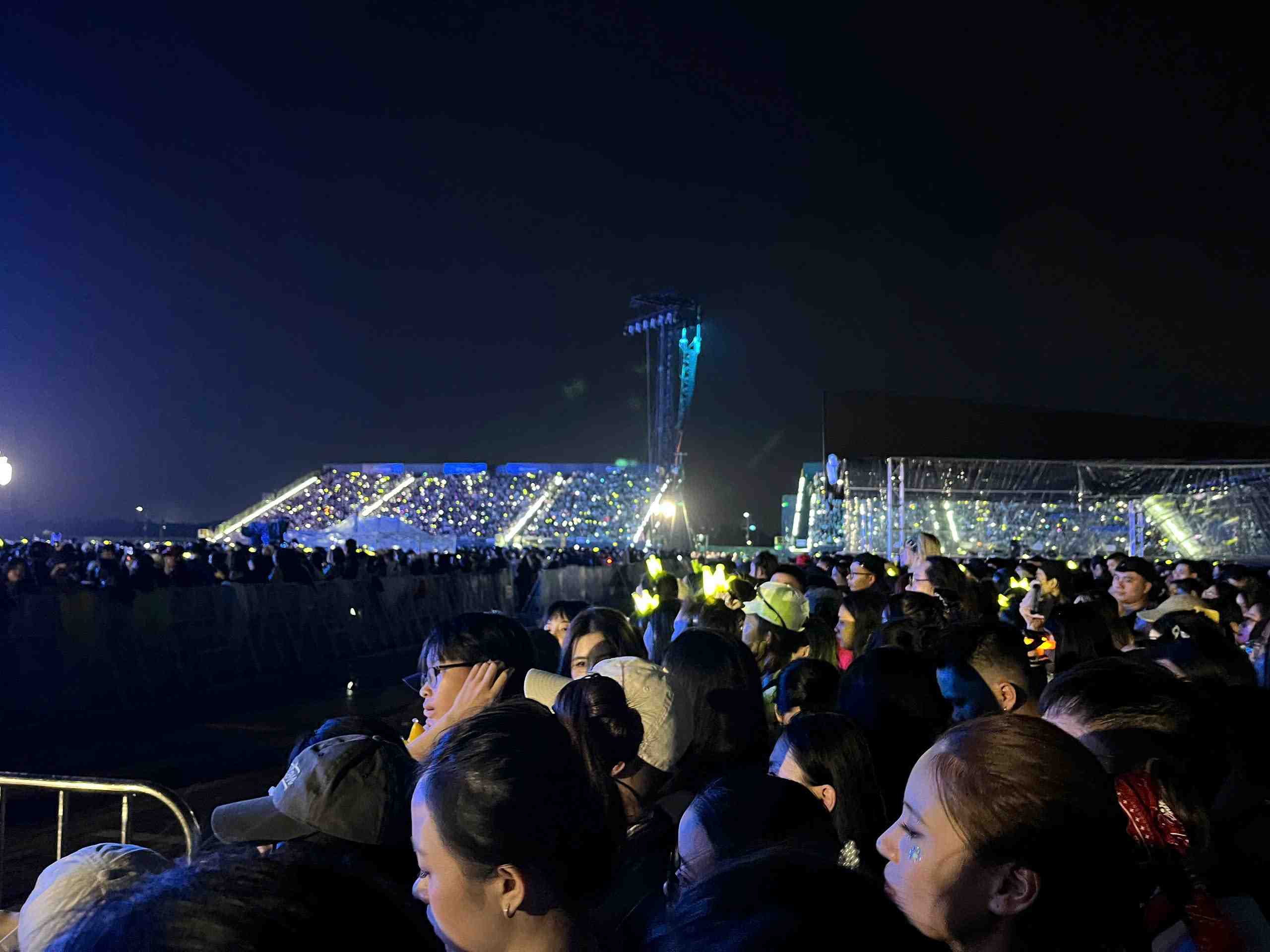 Fan thắp sáng rực rỡ khán đài trong concert của G-Dragon. Ảnh: Tường Vy