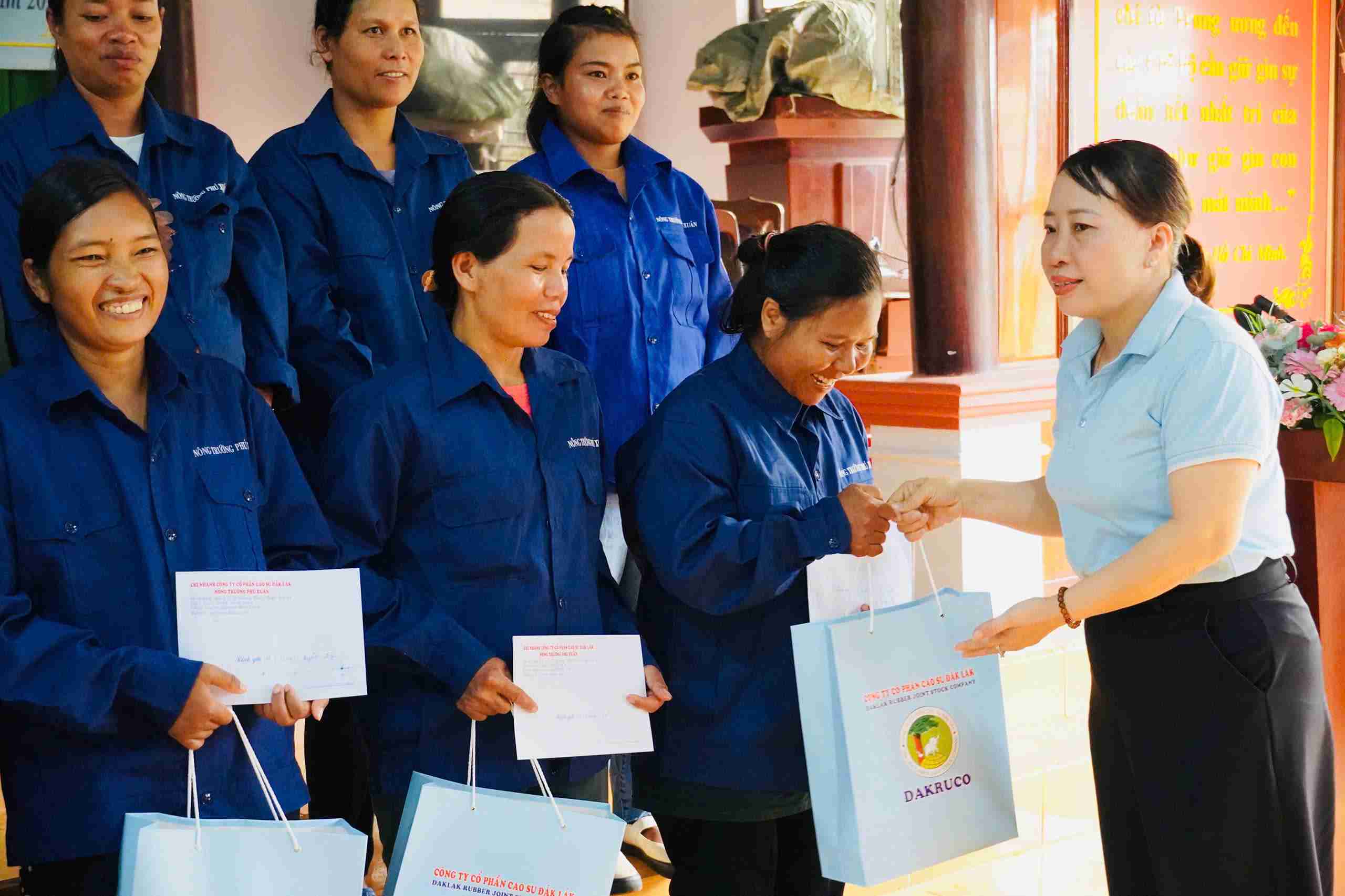 Các suất quà được trao tận tay công nhân. Ảnh: Long Du