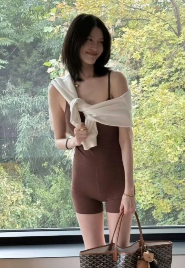 Hà Tuệ vẫn giữ dáng chuẩn, bụng phẳng dù mới sinh con. Ảnh: Cắt từ video