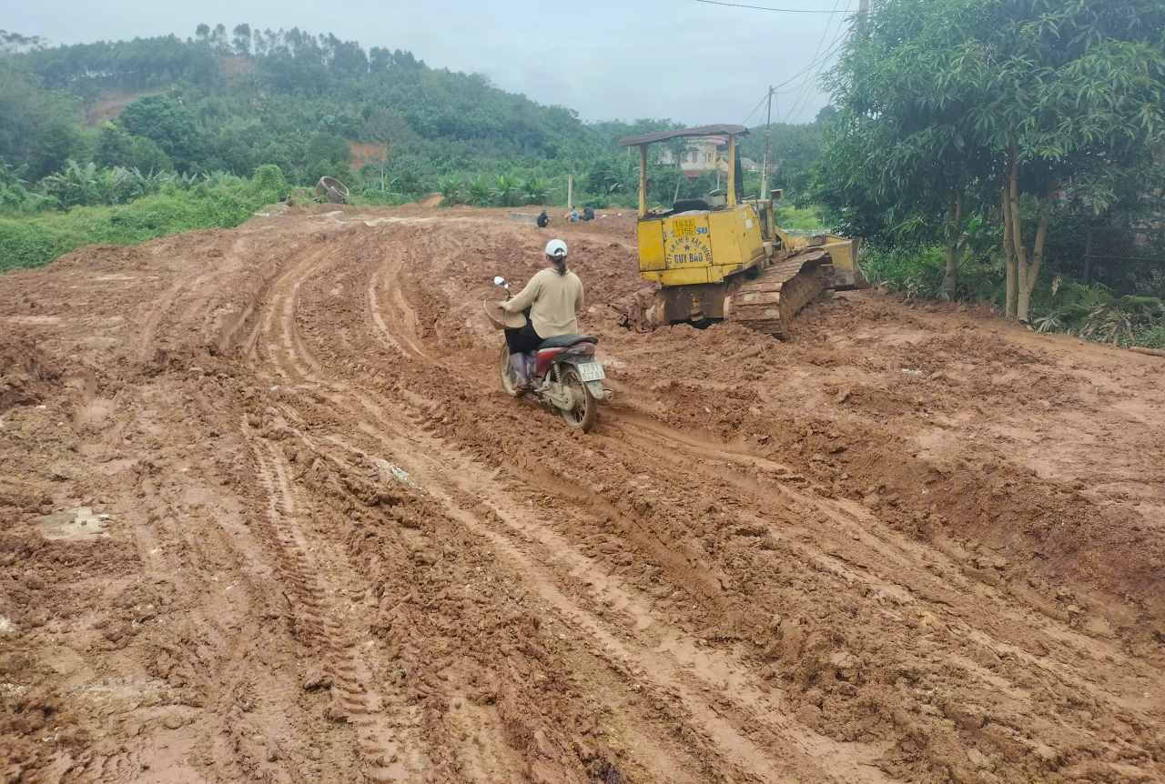 Người dân ngao ngán khi hàng ngày vẫn phải đi lại qua tuyến này. Ảnh: Văn Đức