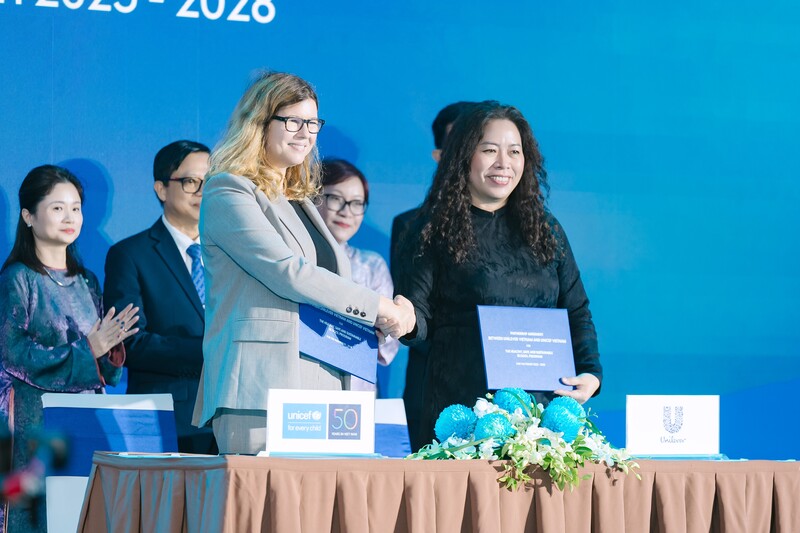 Bà Silvia Danailov – Trưởng Đại diện UNICEF tại Việt Nam ký kết thỏa thuận hợp tác chương trình " Trường học khỏe mạnh, an toàn và bền vững”