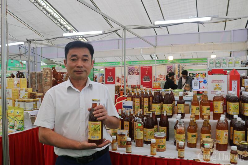 Ông Lê Thanh Phú - Giám đốc Công ty TNHH Mật ong Danh Vị (Văn Giang, Hưng Yên). Ảnh: Ngọc Châu