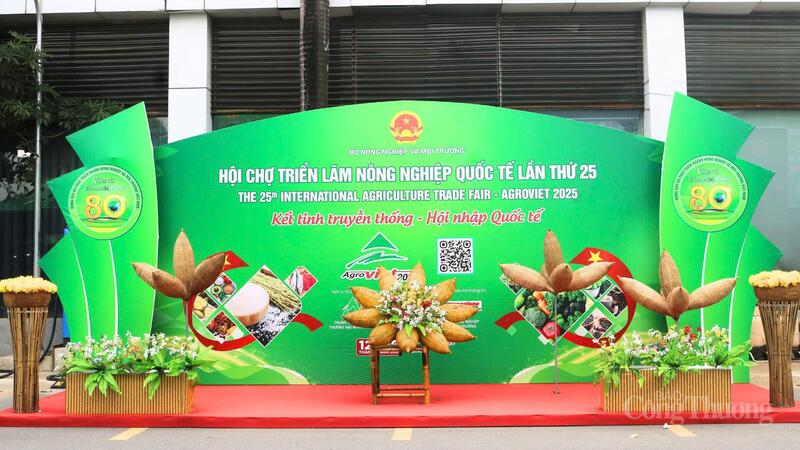 Cổng chào Hội chợ Triển lãm Nông nghiệp Quốc tế lần thứ 25 - AgroViet 2025 với chủ đề “Kết tinh truyền thống - Hội nhập quốc tế”. Ảnh: Ngọc Châu