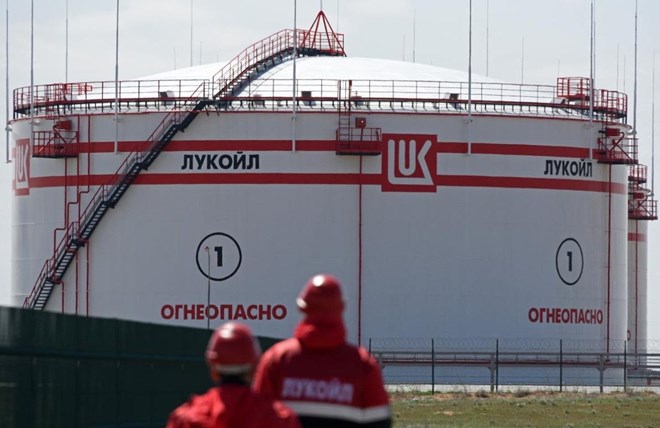 Ukraina tấn công nhà máy lọc dầu Nga, cả thế giới chịu hậu quả