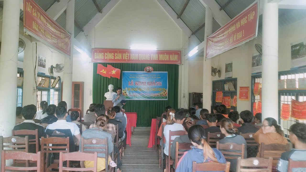 Một lớp dạy nghề chăn nuôi được triển khai tại xã Buôn Đôn. Ảnh: Bảo Lâm