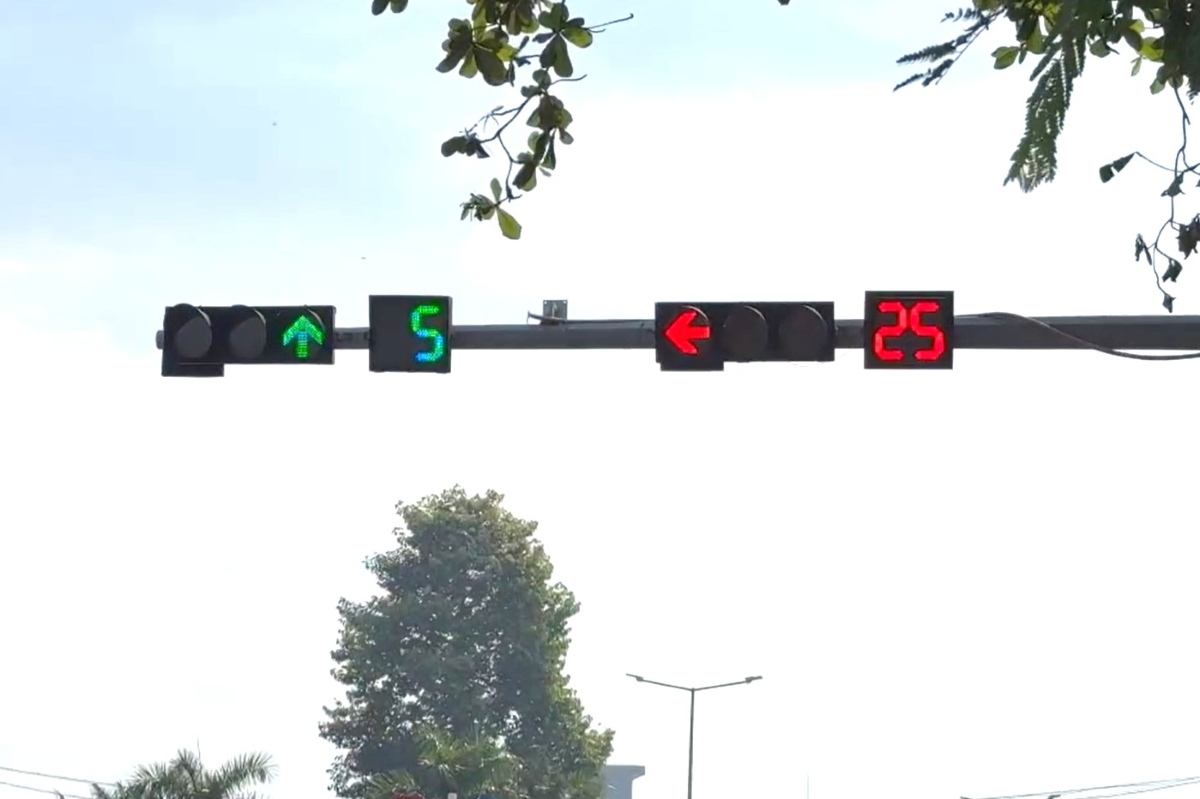 Đèn tín hiệu giao thông tại một nút giao đã thay đổi, chuyển đèn báo rẽ trái từ phía ngoài cùng bên trái vào trong cho phù hợp. Ảnh: Thành An