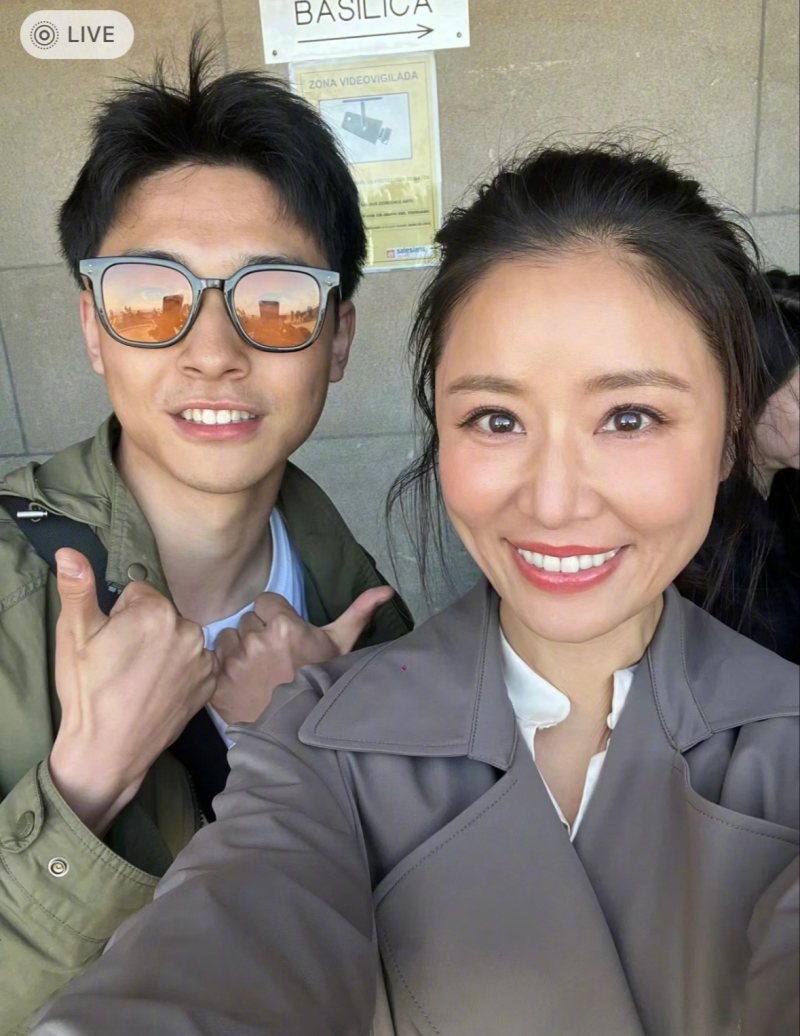 Lâm Tâm Như chụp hình cùng người hâm mộ trên phố. Ảnh: Instagram