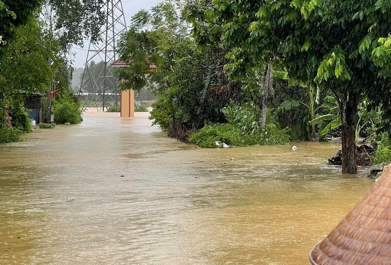 Mưa lớn do bão số 10 khiến nhiều khu vực của các tỉnh thành miền Trung ngập trong