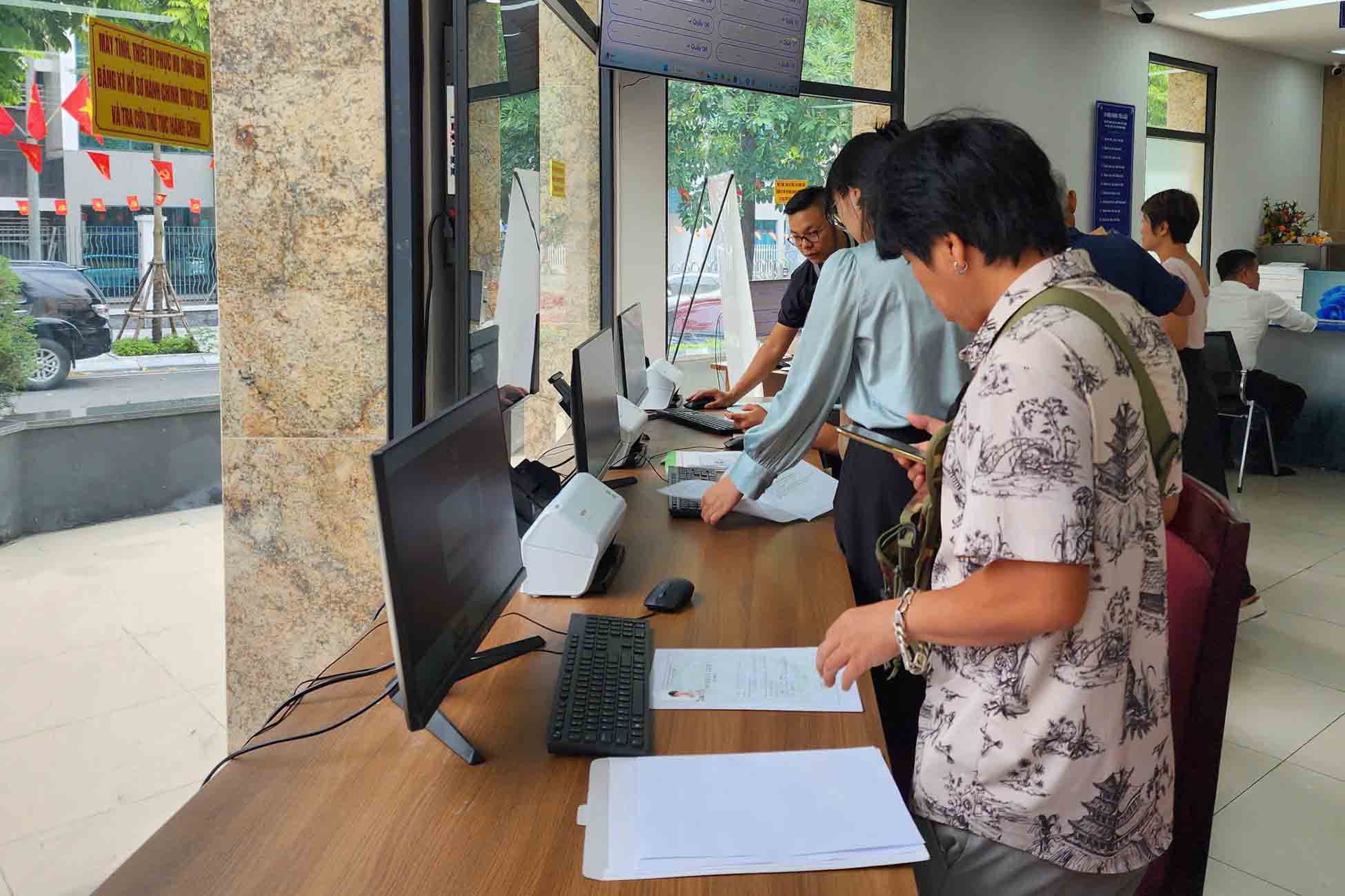 Người dân đến Điểm Phục vụ hành chính công phường Tây Hồ (Hà Nội) giải quyết thủ tục hành chính. Ảnh: Sóng Hữu