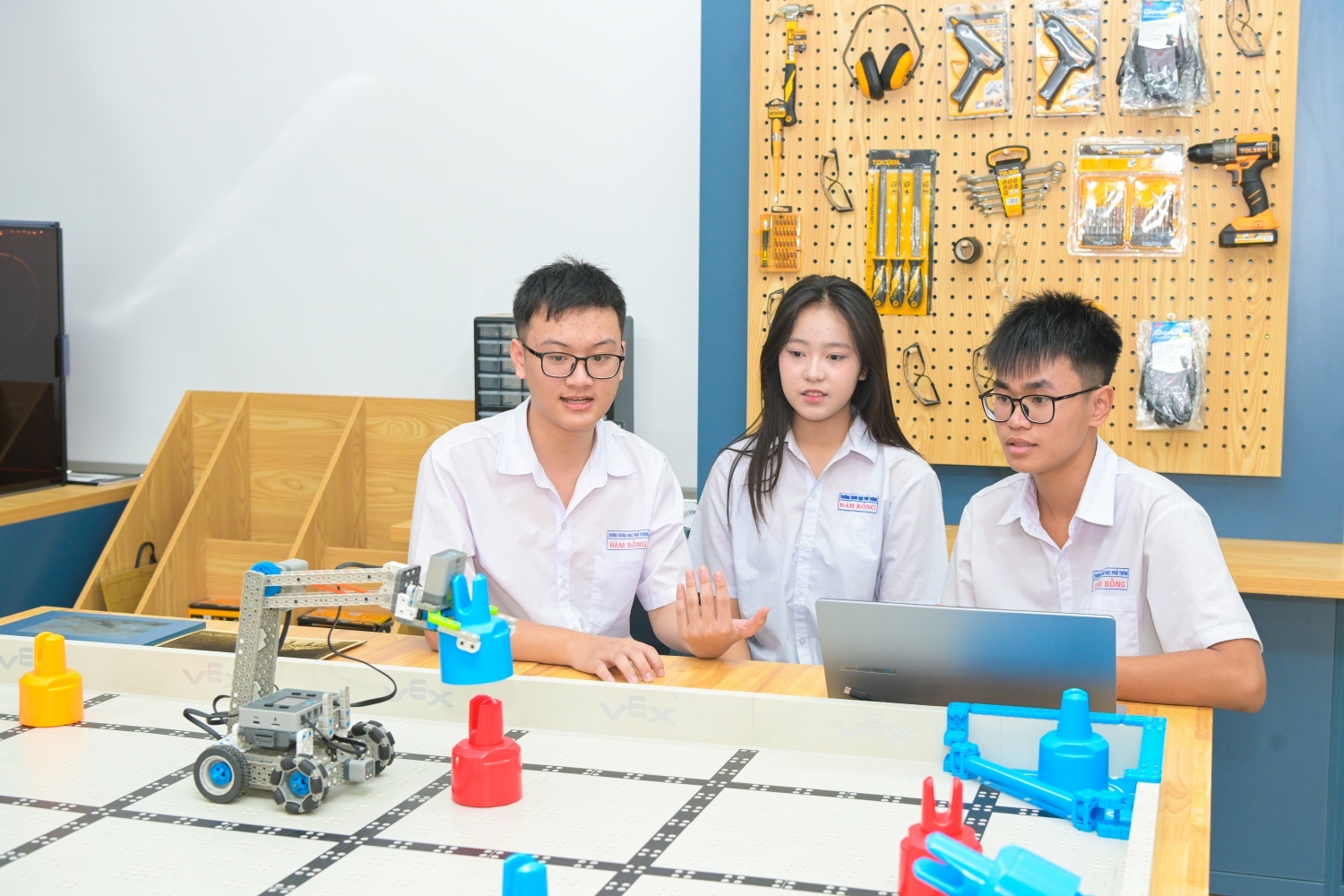 STEM Innovation Petrovietnam: Khi một tập đoàn năng lượng kiến tạo hạ tầng tri thức cho quốc gia STEM Innovation Petrovietnam: Khi một tập đoàn năng lượng kiến tạo hạ tầng tri thức cho quốc gia