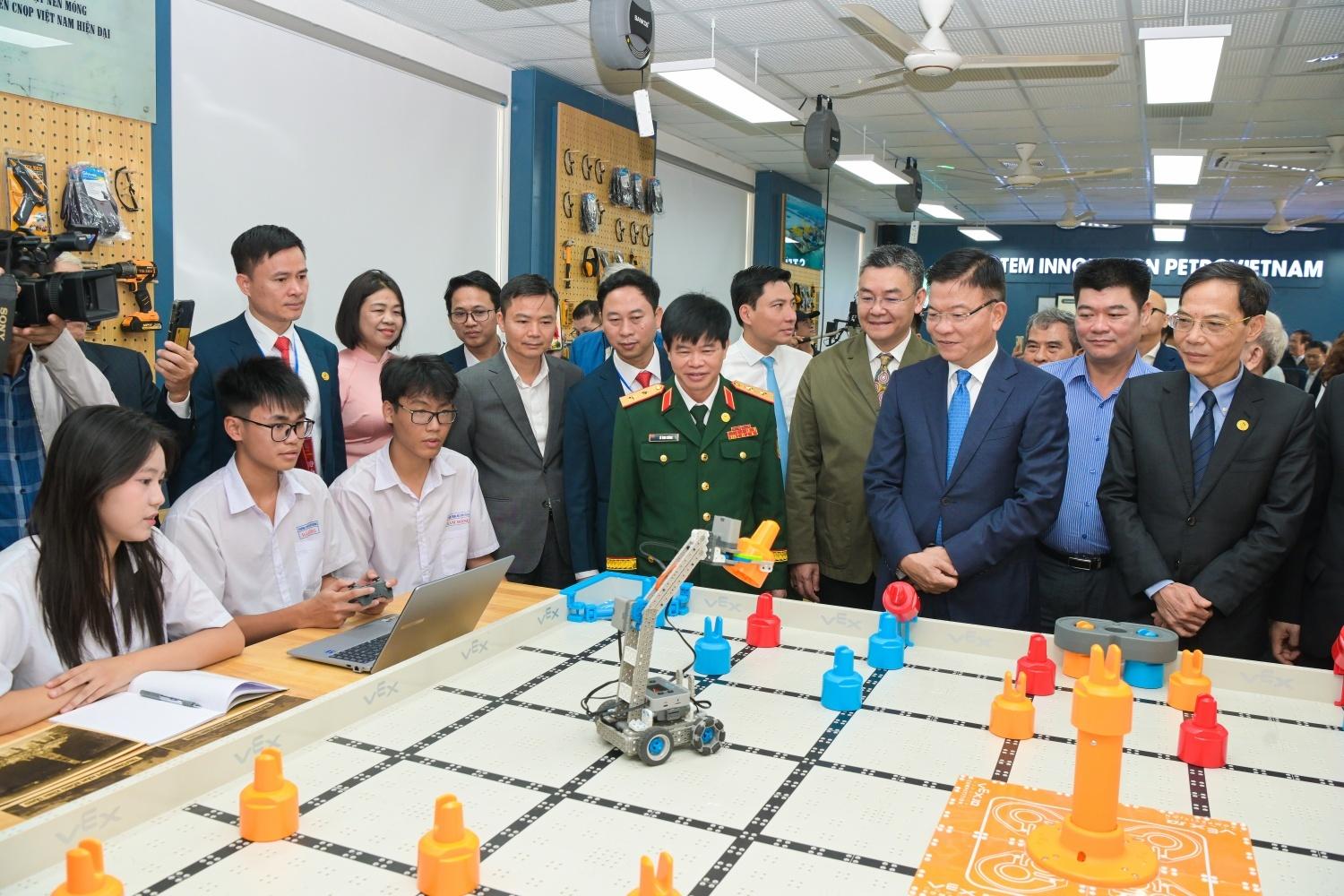 STEM Innovation Petrovietnam: Kiến tạo hạ tầng tri thức cho quốc gia STEM Innovation Petrovietnam: Kiến tạo hạ tầng tri thức cho quốc gia