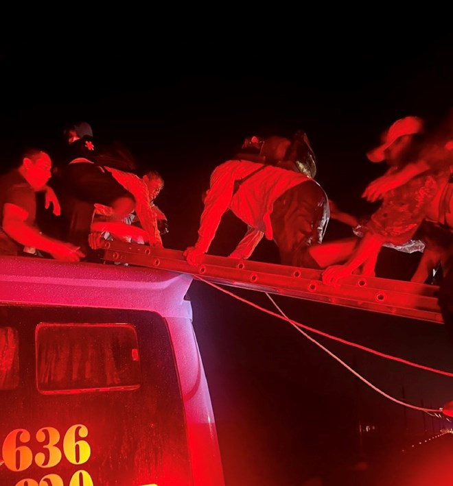 Giải cứu 33 người trên xe khách bị nước lũ cuốn ở Khánh Hòa