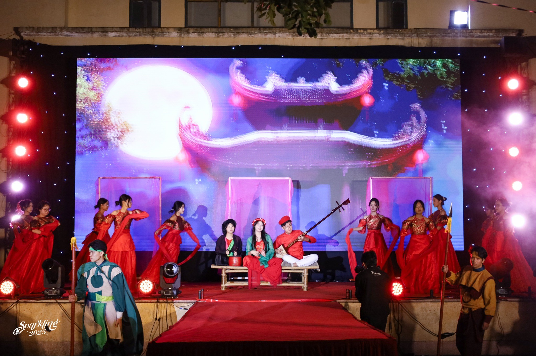 Tiết mục mở đầu đầy ấn tượng của ban nhạc Chu The Medly.