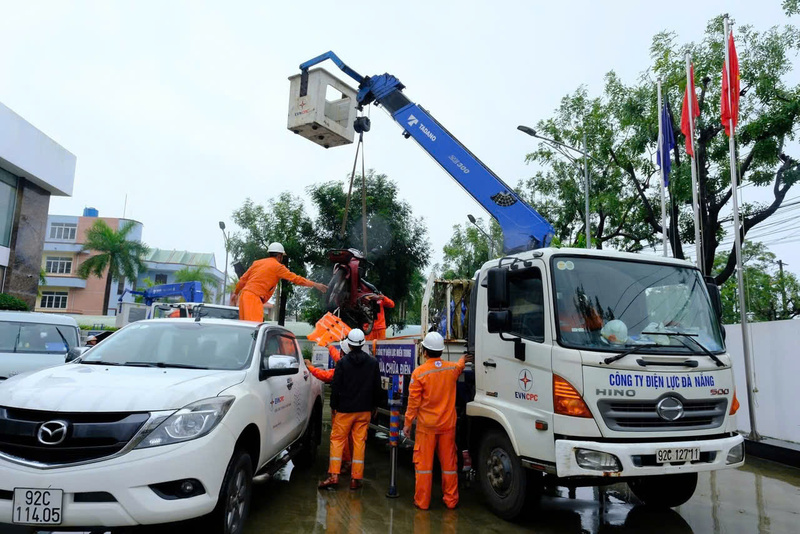 Ngành điện miền Trung dồn lực khôi phục hệ thống điện tỉnh Đắk Lắk.