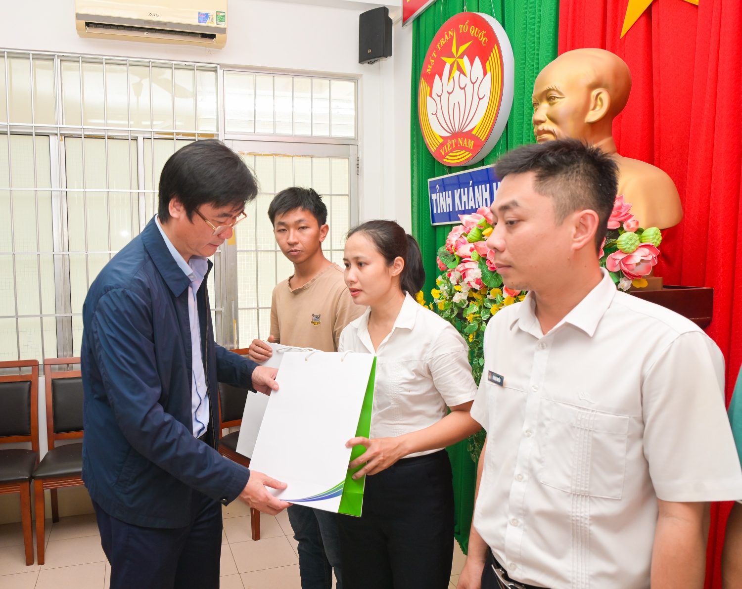 Petrovietnam chung tay cùng đất nước, hỗ trợ tỉnh Khánh Hòa khắc phục hậu quả mưa lũ Petrovietnam chung tay cùng đất nước, hỗ trợ tỉnh Khánh Hòa khắc phục hậu quả mưa lũ