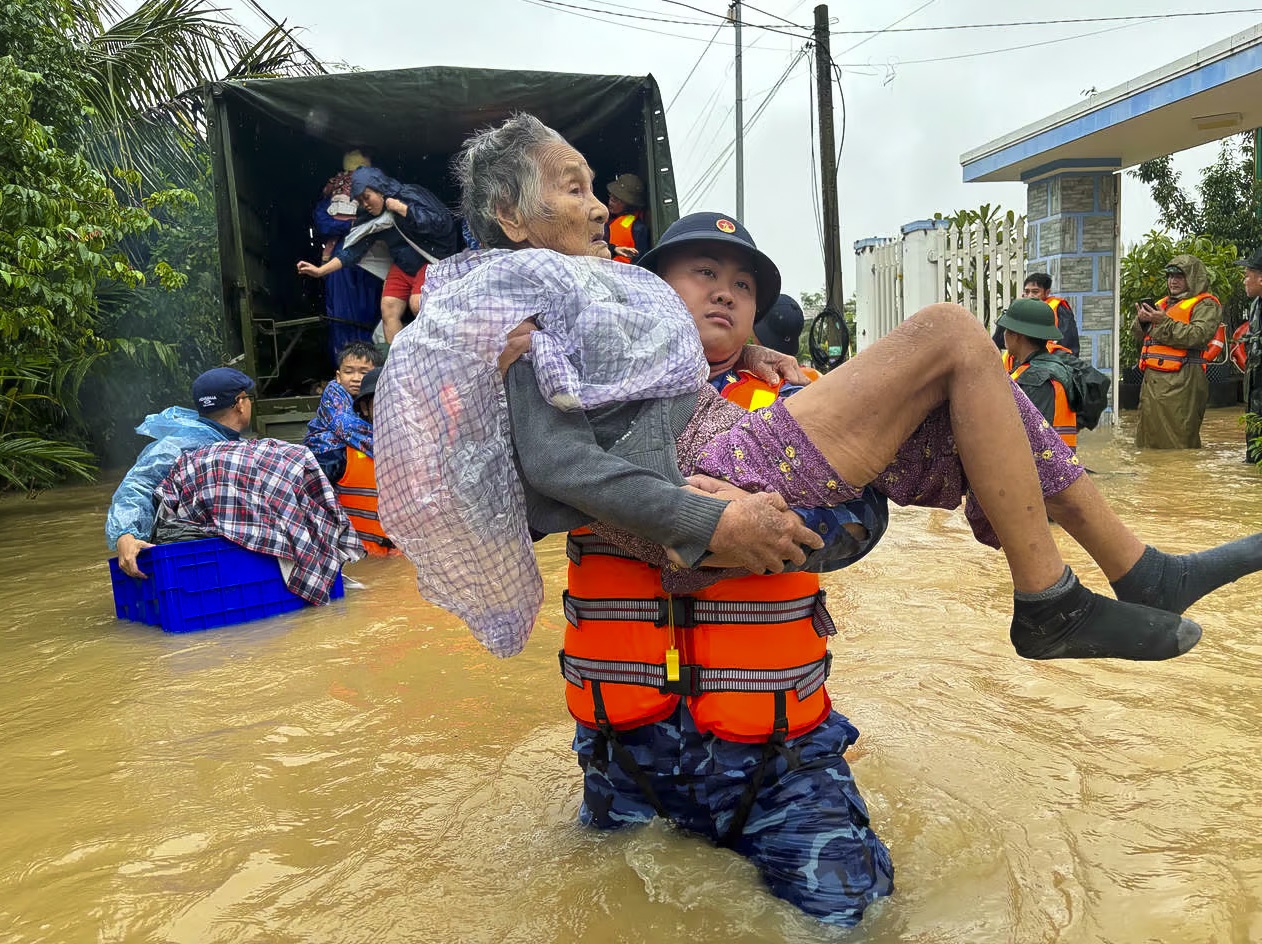Petrovietnam chung tay cùng đất nước, hỗ trợ tỉnh Khánh Hòa khắc phục hậu quả mưa lũ Petrovietnam chung tay cùng đất nước, hỗ trợ tỉnh Khánh Hòa khắc phục hậu quả mưa lũ