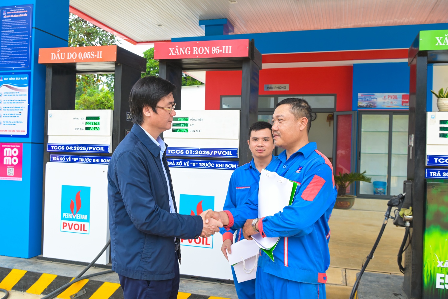 Petrovietnam chung tay cùng đất nước, hỗ trợ tỉnh Khánh Hòa khắc phục hậu quả mưa lũ Petrovietnam chung tay cùng đất nước, hỗ trợ tỉnh Khánh Hòa khắc phục hậu quả mưa lũ