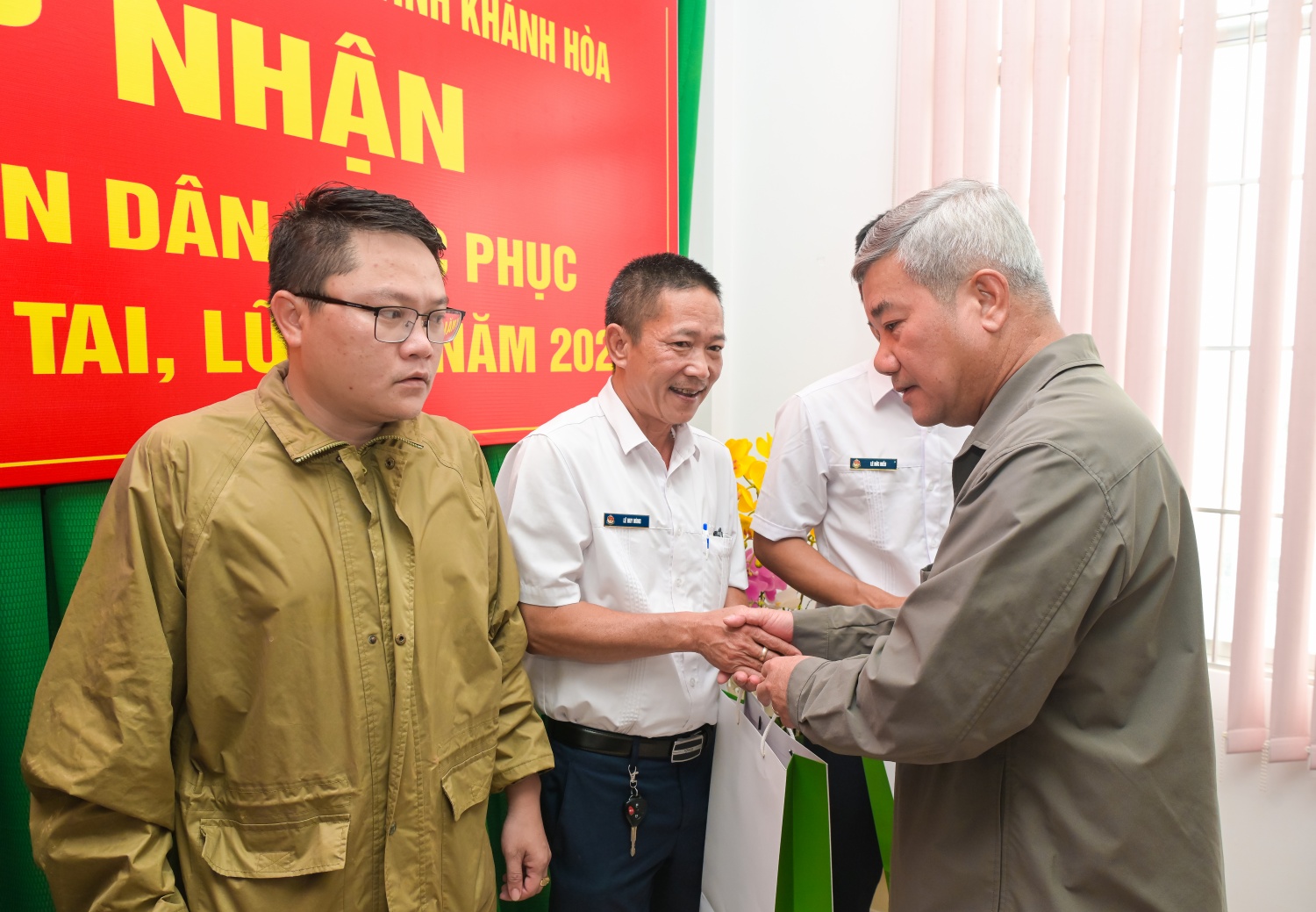 Petrovietnam chung tay cùng đất nước, hỗ trợ tỉnh Khánh Hòa khắc phục hậu quả mưa lũ Petrovietnam chung tay cùng đất nước, hỗ trợ tỉnh Khánh Hòa khắc phục hậu quả mưa lũ