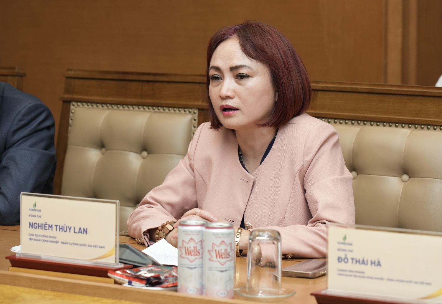 Chủ tịch Công đoàn Petrovietnam Nghiêm Thuỳ Lan giới thiệu về hoạt động Công đoàn Petrovietnam tại buổi làm việc