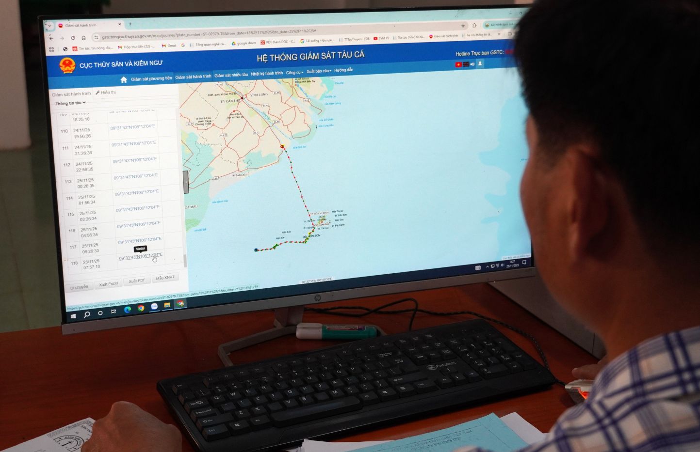 Cán bộ tại Văn phòng đại diện IUU theo dõi hành trình tàu cá. Ảnh: Phương Anh