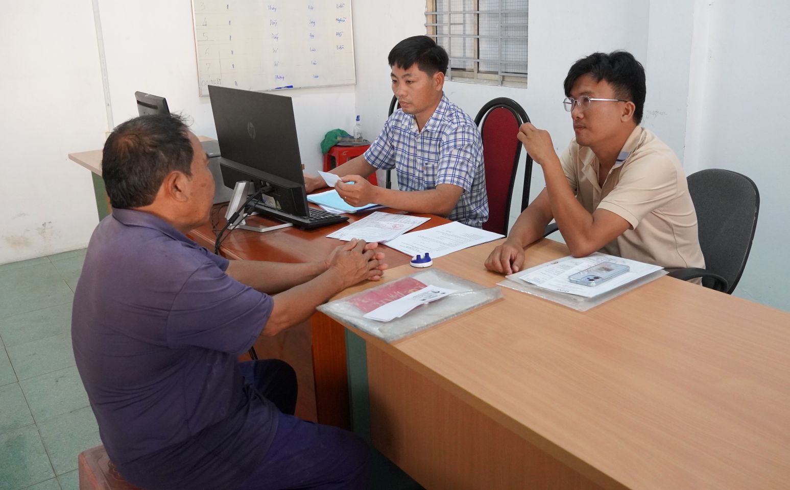 Ngư dân Võ Hoàng Anh làm thủ tục xuất bến tại Văn phòng đại diện IUU tại cảng cá Trần Đề (TP Cần Thơ). Ảnh: Phương Anh